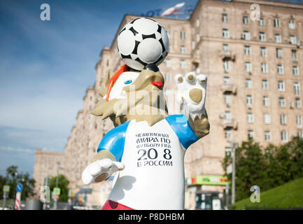 Moscou, Russie - juin, 22, 2017 La mascotte officielle de la Coupe du Monde de la FIFA 2018 et la Coupe des Confédérations 2017 Zabivaka sur colline Poklonnaya wolf Banque D'Images