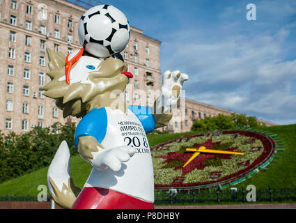 Moscou, Russie - juin, 22, 2017 La mascotte officielle de la Coupe du Monde de la FIFA 2018 et la Coupe des Confédérations 2017 Zabivaka sur colline Poklonnaya wolf Banque D'Images