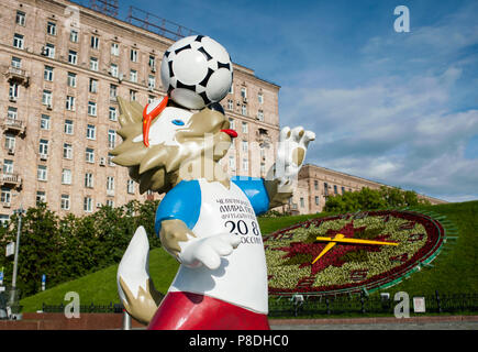 Moscou, Russie - juin, 22, 2017 La mascotte officielle de la Coupe du Monde de la FIFA 2018 et la Coupe des Confédérations 2017 Zabivaka sur colline Poklonnaya wolf Banque D'Images