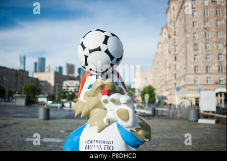 Moscou, Russie - juin, 22, 2017 La mascotte officielle de la Coupe du Monde de la FIFA 2018 et la Coupe des Confédérations 2017 Zabivaka sur colline Poklonnaya wolf Banque D'Images