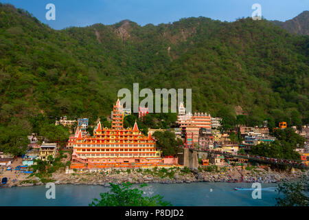 Vue de la rivière Ganga, Lakshman Jhula bridge et Tera Manzil Trimbakeshwar Temple, à Rishikesh Banque D'Images
