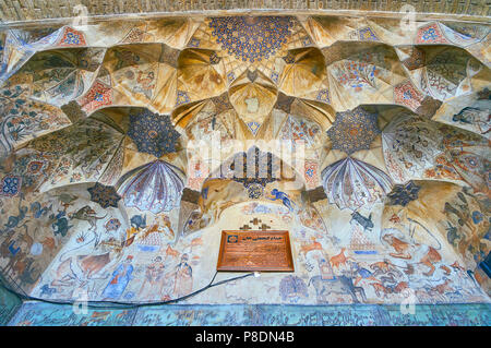 KERMAN, IRAN - 15 octobre 2017 : la pittoresque peintures sur muqarnas détails du portail d'entrée de Ganjali Khan Bathhouse, le 15 octobre dans la région de Kerman. Banque D'Images