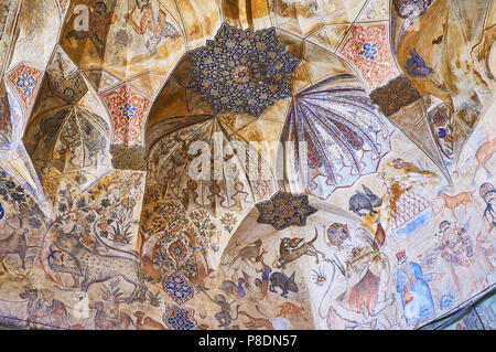 KERMAN, IRAN - 15 octobre 2017 : peintures sur muqarnas arch de Hammam-e Ganjali Khan (bains publics), le 15 octobre dans la région de Kerman. Banque D'Images