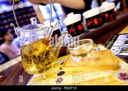 Une femme est chaude verser dans une tasse de thé au jasmin thé au cours d'une cérémonie à Shanghai (Chine), le 25 septembre 2017. Dans le monde d'utilisation | Banque D'Images