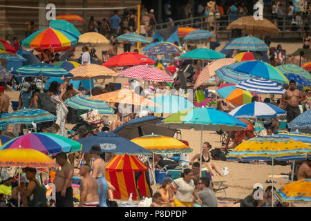 Des milliers d'amateurs de tenter de battre la chaleur oppressante et échapper à Coney Island à Brooklyn à New York et la plage pack littéralement le dimanche, Juillet 1, 2018. Dimanche a été la journée la plus chaude de 2018, atteignant dans high 90's dans toute la région, mais les températures devraient rester dans les années 90, toute la semaine comme une vague de chaleur s'installe sur la ville. (Â© Richard B. Levine) Banque D'Images