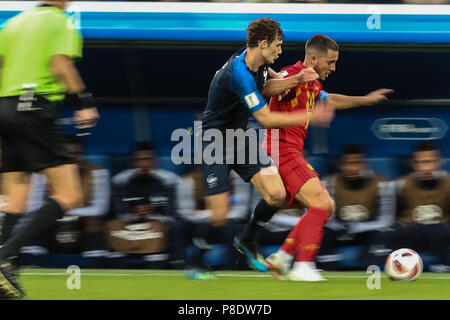 Saint-pétersbourg, Russie. 10 juillet, 2018. Benjamin Pavard de France et Eden Hazard de Belgique pendant le match entre la France et la Belgique valable pour les demi-finales de la Coupe du Monde 2018, tenue à l'Krestovsky Stadium à Saint-Pétersbourg, en Russie. La France gagne 1-0. Credit : Thiago Bernardes/Pacific Press/Alamy Live News Banque D'Images