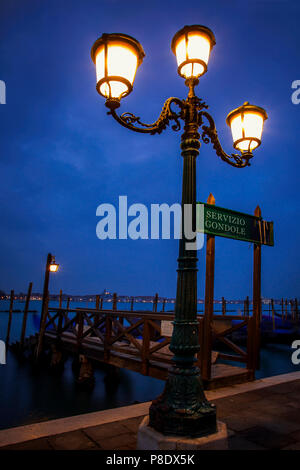 Dock le long de la Place Saint Marc à Venise, en Italie dans les premières heures du matin Banque D'Images