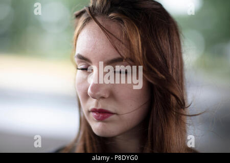 Visage d'une jolie fille avec les yeux fermés. Focus sélectif. Close up. Banque D'Images