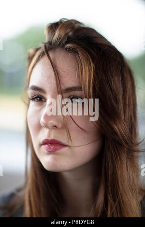 Visage d'une jolie fille avec les yeux étincelants d'un comité permanent à l'extérieur. Focus sélectif. Close up. Banque D'Images