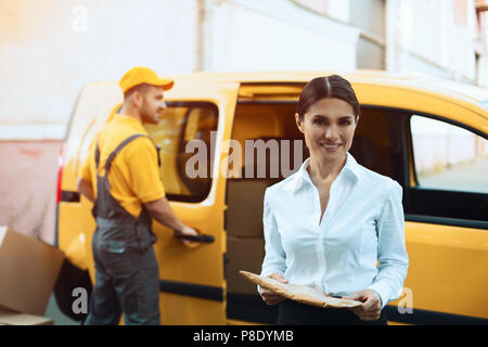 Delivery man van de clôture. Banque D'Images