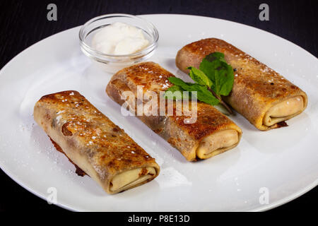 Rouleaux de crêpes délicieux avec du fromage cottage Banque D'Images