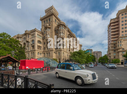 Les piétons sur la rue Nizami à Bakou, Azerbaïdjan Banque D'Images