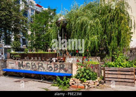 Berlin Prenzlauer Berg Ausland jardin & espace commun avec boule disco. Lieu de la musique expérimentale et improvisée situé dans l'ancien bâtiment de l'accroupissement. Banque D'Images