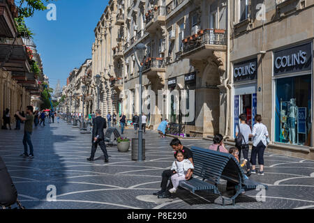 Les piétons sur la rue Nizami à Bakou, Azerbaïdjan Banque D'Images