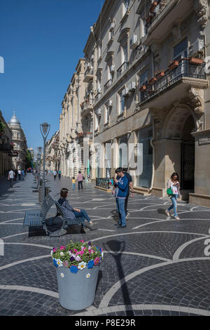 Les piétons sur la rue Nizami à Bakou, Azerbaïdjan Banque D'Images