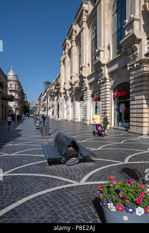 Les piétons sur la rue Nizami à Bakou, Azerbaïdjan Banque D'Images