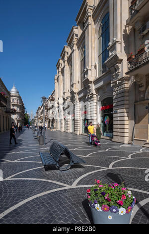 Les piétons sur la rue Nizami à Bakou, Azerbaïdjan Banque D'Images