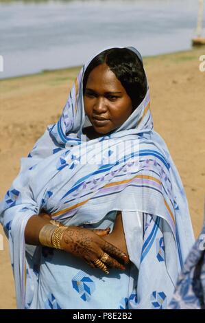 Le nord du Soudan, jeune femme avec les mains décorées au henné dans un village près de la rivière Nilo Banque D'Images