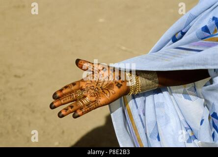 Le nord du Soudan, jeune femme avec les mains décorées au henné dans un village près de la rivière Nilo Banque D'Images