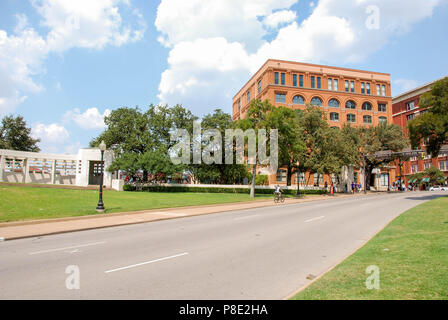 Vue paysage d'Elm Street à Dallas où le président John F. Kennedy a été assassiné. Le Texas School Book Depository building est à l'arrière-plan Banque D'Images