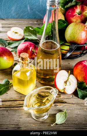 Vinaigre de Cidre de pomme fait maison avec des pommes fraîches om fond rustique en bois copy space Banque D'Images