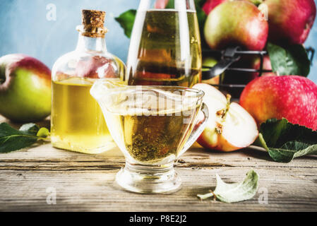 Vinaigre de Cidre de pomme fait maison avec des pommes fraîches om fond rustique en bois copy space Banque D'Images