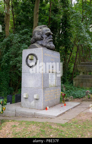 Karl Marx tombe, dans le Cimetière de Highgate, Londres. Banque D'Images