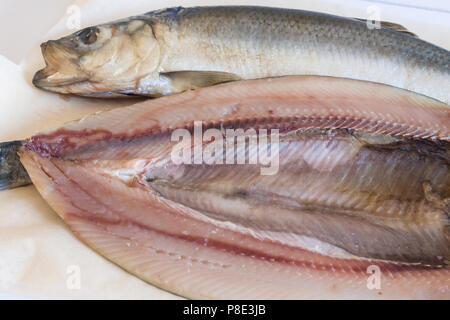 Manx Kippers ou skeddan jiarg harengs fumés naturellement produites dans l'île de Man Banque D'Images