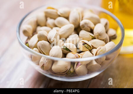 Close up de pistaches dans un bol en verre Banque D'Images