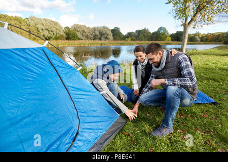 Heureux parents et fils création tente de camping Banque D'Images