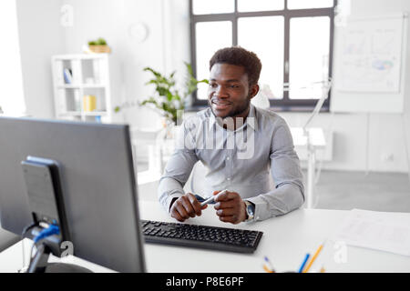African businessman travaille avec computer at office Banque D'Images