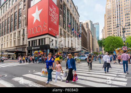 Les gens du shopping au grand magasin Macy's à New York City Banque D'Images