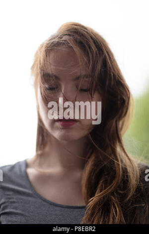 Portrait d'une jeune femme avec les yeux fermés et les cheveux tombant sur son visage. Close up. Focus sélectif. Banque D'Images