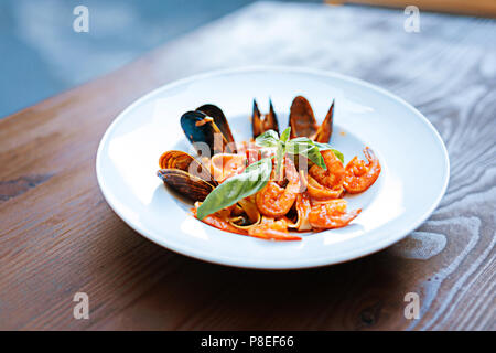 Close up de délicieux plats de pâtes avec quelques fruits de mer en sauce tomate Banque D'Images