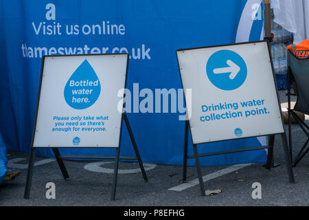 Les panneaux pour l'eau potable d'un point de collecte mis en place par Thameswater suite à des problèmes avec l'approvisionnement en eau pendant la vague de Haslemere, Surrey, UK Banque D'Images