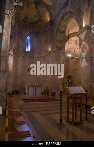 Intérieur de l'église avec des fresques de l'époque des Croisés dans le monastère bénédictin de fragment à Abu Ghosh,construit par les croisés au 12e siècle en haut de Rom Banque D'Images