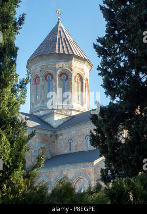 Monastère Saint Nino à tour de Bodbe, un complexe monastique orthodoxe géorgien situé à 2 km de la ville de Sighnaghi, Kakhétie, Géorgie. Banque D'Images