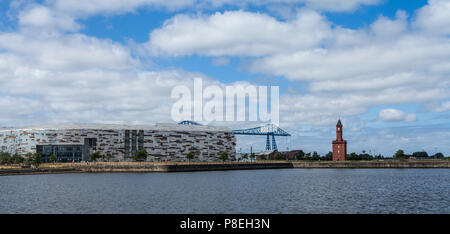 Middlesbrough College et le pont transbordeur à Middlehaven,Middlesbrough, Angleterre, Royaume-Uni Banque D'Images