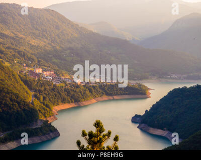 Vue sur la rivière Piva winding parmi les montagnes d'un côté de la ville dans la soirée, le Monténégro Banque D'Images