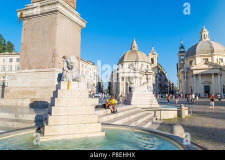 La fontaine et l'obélisque au centre de la Piazza del Popolo à Rome avec les deux églises de S. Maria in Montesanto et Santa Maria dei Miracoli Banque D'Images