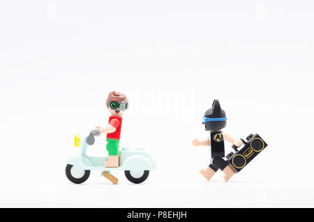 Moto équitation batman avec robin holding radio. Figurines Lego sont fabriqués par le groupe Lego. Banque D'Images