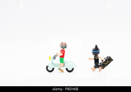 Moto équitation batman avec robin holding radio. Figurines Lego sont fabriqués par le groupe Lego. Banque D'Images