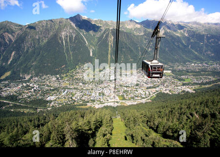 La position du téléphérique pour le pic de l'Aiguille du Midi dans le massif du Mont Blanc - Chamonix, France, dans l'arrière-plan Banque D'Images