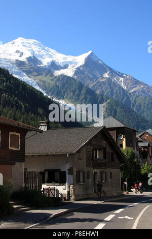 Le Mont Blanc s'élevant majestueusement au-dessus du charmant village de Chamonix, Haute Savoie, France Banque D'Images