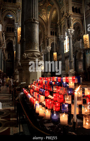 Des bougies allumées à l'intérieur de la Basilique de Notre-Dame de Fourvière à Lyon, France Banque D'Images