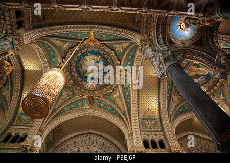 Plafond orné de la Basilique Notre-Dame de Fourvière à Lyon, France Banque D'Images