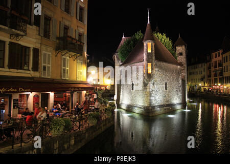 Vue de nuit du Palais de l'Isle et la rivière Thiou à Annecy, Haute Savoie, France Banque D'Images