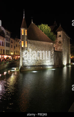 Vue de nuit du Palais de l'Isle et la rivière Thiou à Annecy, Haute Savoie, France Banque D'Images