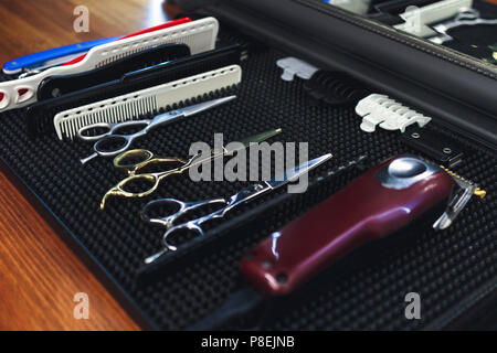 Thème Barbershop. Les outils de la coiffure. Appareils pour les coupes de cheveux, coiffure, moustaches, barbes. Sur le bureau se trouvent des ciseaux, peigne, Attachmen Banque D'Images