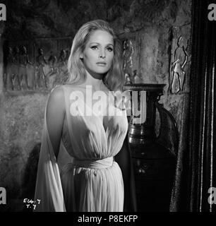 Elle (1965) Ursula Andress, Date : 1965 Banque D'Images